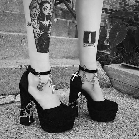 Cottage Core Goth, Goth Heels, Goth Tattoo, Bat Tattoo, Aesthetic Goth, Heels Outfits, Witch Aesthetic, Alt Fashion, Piercing Tattoo