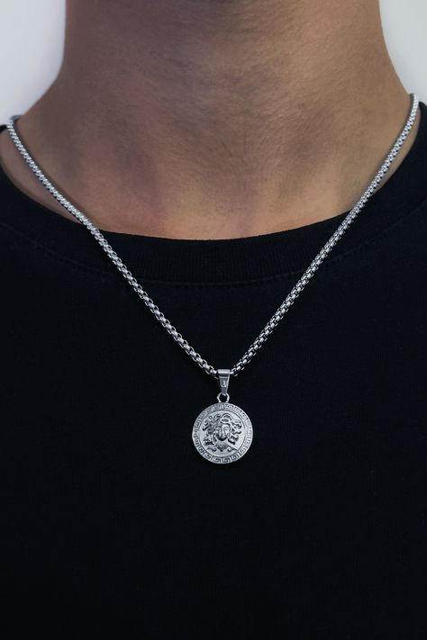 Men's box chain necklace with medusa pendant. Silver stainless steel, stylish fashion accessory.#silber #geburtstag #weihnachten #herren #edelstahl #necklace #medusapendant #boxchain Medusa Necklace, Medusa Pendant, Minimalistic Jewelry, Streetwear Jewelry, Pendant For Men, Box Chain Necklace, Men Streetwear, Necklace Fashion, Men's Jewelry