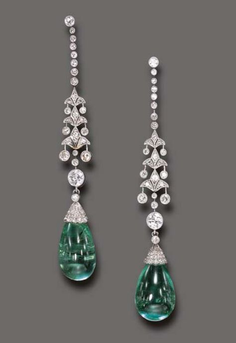 AN ELEGANT PAIR OF ART DECO DIAMOND AND EMERALD EAR PENDANTS, CIRCA 1925. Art Deco Emerald Earrings, Luxury Art Deco Diamond Cut Earrings, Luxury Modern Emerald-cut Diamond Earrings, Luxury Emerald-cut Diamond Earrings For Formal Occasions, Art Deco Jewellery, Luxury Green Emerald-cut Earrings, Emerald Diamond Earrings, Jewellery Vintage, Emerald Earrings