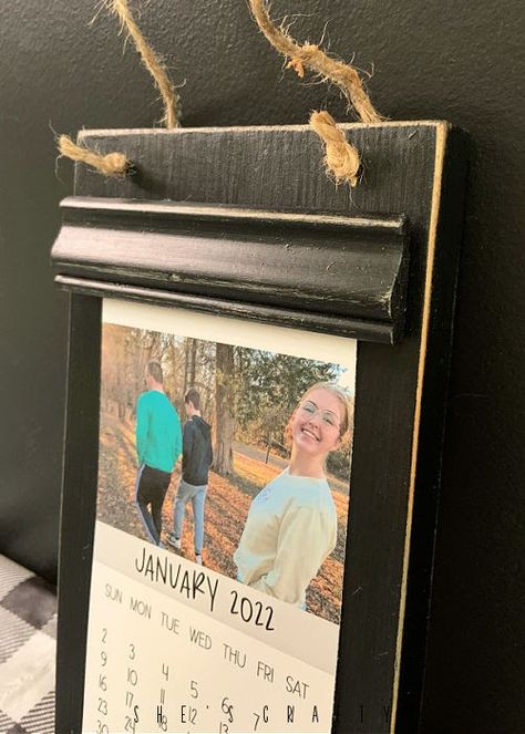 How to make a photo calendar holder. Picture Frame Calendar Diy, Calendar Hanging Ideas, Calendar Holder Diy, Diy Calendar Holder, Photo Calendar Ideas, Photo Calendar Diy, Diy Calendar Wall, Picture Frame Calendar, Calender Print