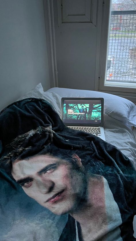 twlight movie night, aesthetic room, edward cullen blanket Edward Cullen Honeymoon, Twilight Blanket, Twilight Room Aesthetic, Twilight Themed Party, Twilight Room, Vampire Room, Movie Night Aesthetic, The Princess And The Pauper, Vampire Twilight