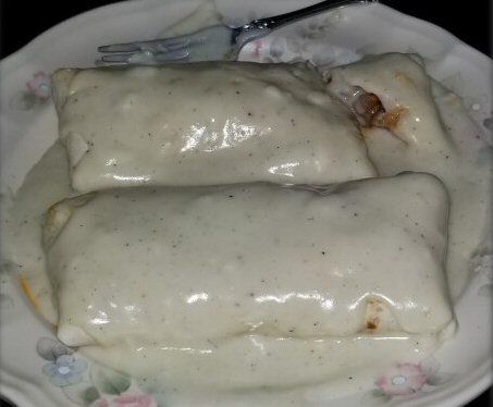 Beef Burritos With White Cheese Sauce, Chicken And Cheese Burritos, California Burrito Recipe Chicken, Easy Burritos, Steak Burritos, Shrimp Burrito, Mexican Steak, California Burrito, White Cheese Sauce