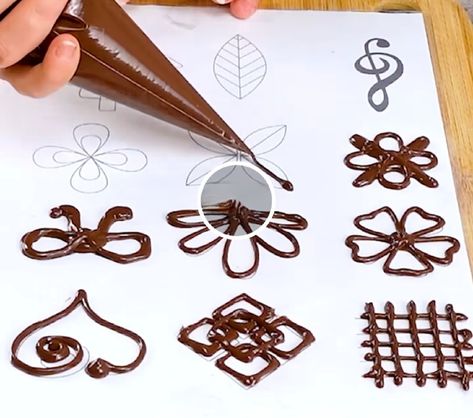 Decorate with Chocolate Shapes! Chocolate Shapes Ideas, Chocolate Sculptures Video, Workshop Ideas For Kids, Decorate With Chocolate, International Chocolate Day, Chocolate Shapes, Deco Flowers, Cookist Wow, Potato Rolls