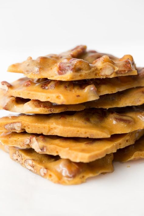 Pecan Candy, Pecan Brittle, Brittle Recipes, Nice Recipes, Nut Recipes, Peanut Brittle, Homemade Caramel, Vegetarian Cooking, Candy Recipes