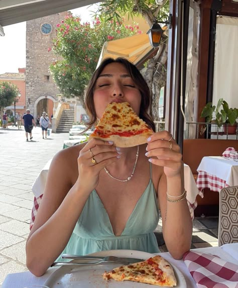 @losangelless on instagram Pizza Pics Aesthetic, Pizza Pose Instagram, Poses With Pizza, Pose With Pizza, Pizza Pictures Instagram, Pizza Pics For Instagram, Pizza Story Instagram Ideas, Pizza Aesthetic Instagram Story, Pizza Restaurant Aesthetic