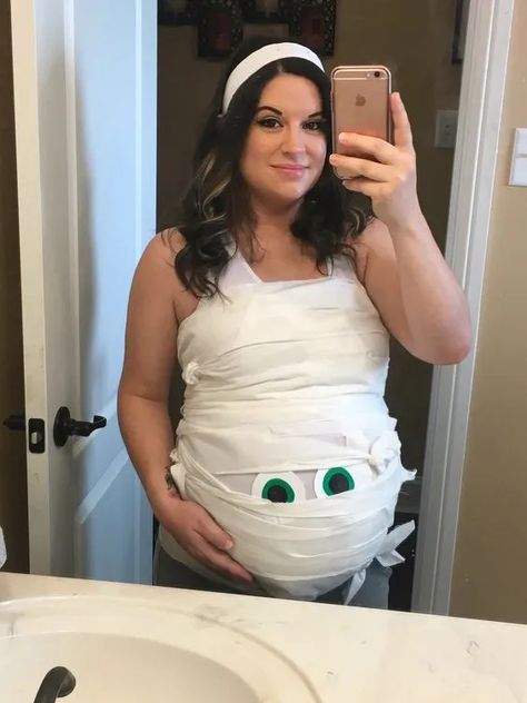 21 pregnant Halloween costumes for the mum-to-be! Funny Pregnant Halloween Costumes, Pregnancy Costumes, Mummy Costume, Pregnant Halloween Costumes, Black Halloween Dress, Pregnant Halloween, Fantasias Halloween, Family Halloween Costumes, Creative Halloween Costumes