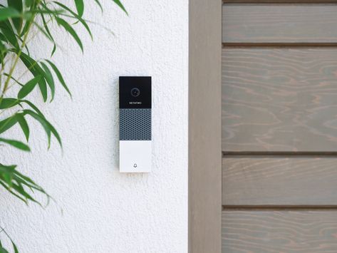 In what is shaping up as a race to be the first HomeKit doorbell to market, Netatmo took its stab at the niche segment and debuted its new Smart Video Doorbell at CES 2019. Doorbell Button, Things To Ask Siri, Best Smart Home, Smart Doorbell, Smart Video, Doorbell Camera, Apple Homekit, Video Doorbell, Gongs