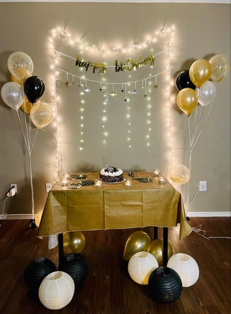 Small 30th Birthday Party Ideas For Him, Black And Gold Birthday Party Ideas Decoration, Black And Golden Birthday Theme, Black Gold And White Birthday Decoration, Golden And Black Balloon Decoration, Black White And Gold Party Ideas, Birthday Decoration Ideas At Home For Boyfriend, Birthday Simple Decoration Ideas At Home, Black And Golden Birthday Decoration