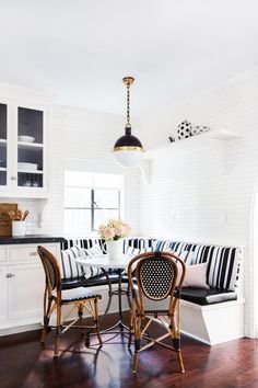 French bistro style French Bistro Chairs, Kitchen Banquette, Bistro Style, Popular Kitchens, Banquette Seating, Bistro Chairs, Kitchen Nook, Shay Mitchell, Style Deco