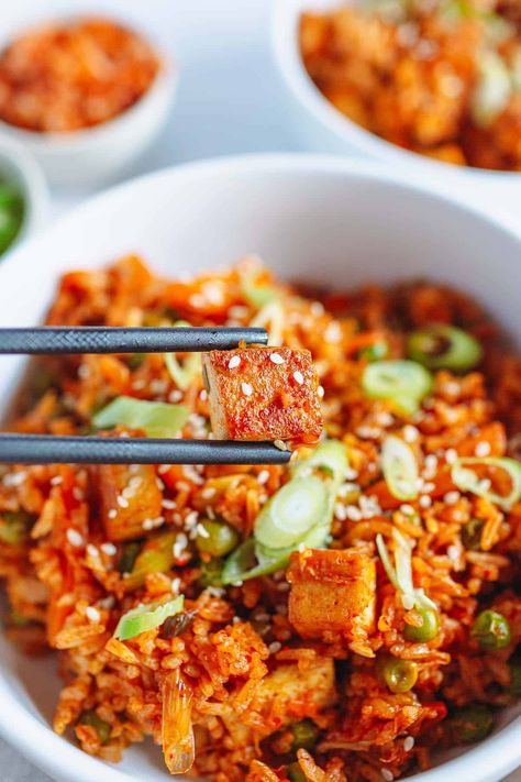 This Korean-style vegan kimchi fried rice with tofu is a spicy, tangy, flavourful and easy midweek meal that comes together quickly using only a few ingredients. It is a simple and delicious lunch or dinner idea that you and your family will love. Peas Plant, Fried Rice With Tofu, Tofu Dinner Recipes, Easy Kimchi, Rice And Vegetables, Vegan Kimchi, Easy Meals For College Students, Kimchi Fried Rice, Vegetable Fried Rice