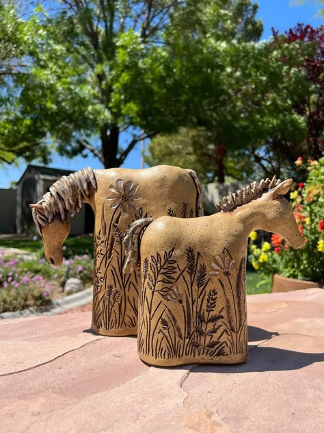 Horse Art Ideas, Pottery Handbuilding, Clay Animals, Horse Sculpture, Diy Pottery, Ceramics Pottery Art, Ceramic Animals, Pottery Sculpture, Ceramics Ideas Pottery