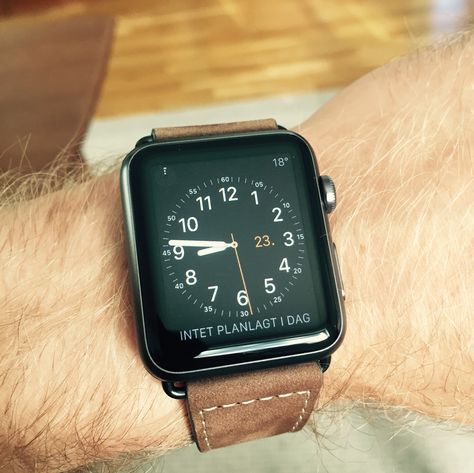 Space grey Apple watch with leather strap Apple Watch Band Ideas, Grey Apple Watch, Apple Watch Space Grey, Apple Watch Style, Watch With Leather Strap, Apple Watch Fashion, Band Ideas, Silver Pocket Watch, Watch Fashion