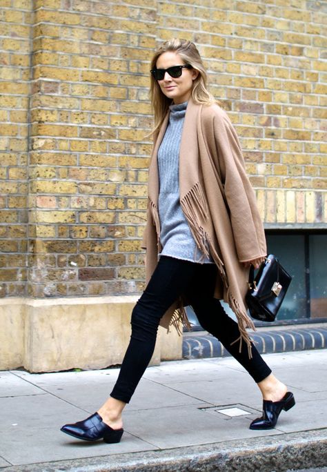 How to style flat mules for Fall Black Mules Outfit, How To Wear Mules, Mules Outfit, Fashion Me Now, Texas Fashion, Fringe Fashion, Flat Mules, Fashion Pieces, Fall Winter Outfits