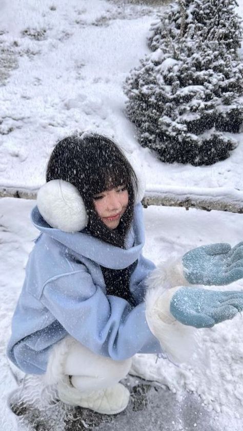 Cute Winter Activities, Winter Outfits Snow Aesthetic, Snow Inspired Outfits, Winter Post Ideas, Pose In Snow, Japan Winter Aesthetic, Winter Ig Pictures, Snow Poses, Cute Winter Outfits Baddie