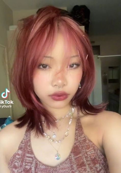 Y0us1r Hair, Short Pink Highlighted Hair, Hachi Nana Hair Color, Short Pink Hair Styles, Funky Summer Hair Color, Summer Red Hair With Highlights, Short Hair Pink Highlights, Red Hair Ideas Highlights, Short Hair With Pink Highlights