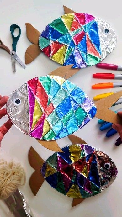 🌿 Nicky🌻| eco crafts for my littlies and me! | 🐠 Geo String Foil fish 🐠 ✨ Save for low prep summer holiday inspo! The look of permanent markers on foil never gets old for me! It is… | Instagram Foil Fish, Preschool Arts And Crafts, Fish Crafts, Animal Crafts For Kids, Foil Art, Diy Crafts For Kids Easy, Fish Scale, Camping Crafts, Childrens Crafts