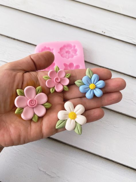 Flower Clay Art, Molds For Clay, Fimo Molds, Clay Keychain, Mini Flowers, Plaster Molds, Clay Flower, Polymer Clay Flowers, Clay Flowers