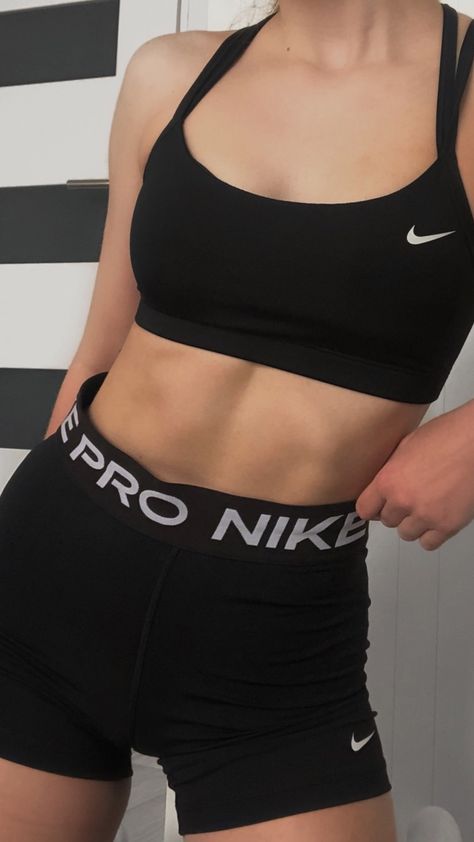 Nike Sports Leggings, Nike Fits Women, Nike Women Clothes, Nike Pro Shorts Outfit Aesthetic, Knee Fat Workout, Nike Workout Outfits, Gym Outfit Nike, Nike Sports Bra Outfit, Nike Gym Outfit