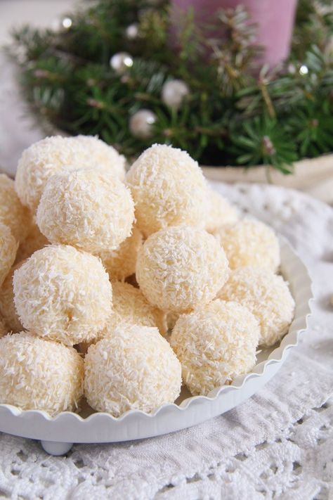 raffaello ed 2 Three Ingredient Homemade Raffaello Coconut Almond Balls Homemade Raffaello, Raffaello Recipe, Almond Balls, Homemade Truffles, Christmas Food Treats, Coconut Balls, Easy Christmas Treats, Coconut Almond, Appetizer Bites