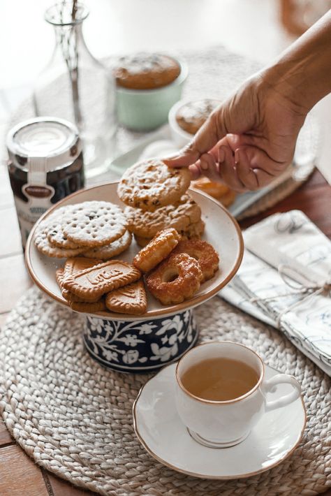 Tea time High Tea Photography, Afternoon Tea Photoshoot, British High Tea, Food Styling Ideas, Tea Setup, Fancy Tea Cups, Stilllife Photography, Tea Party Ideas, Tea Photography