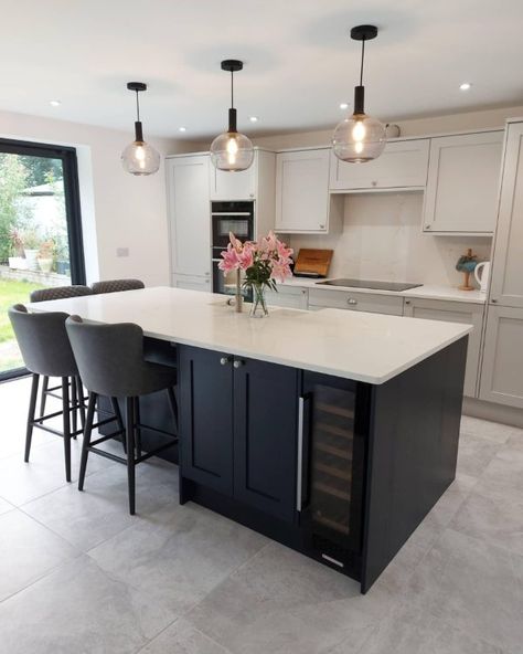 Howdens Kitchen With Island, Kitchen Diner Extension Small Uk, Howdens Dove Grey, Dining Room Apartment Ideas, Small Dining Room Apartment, Small Dining Room Round Table, Open Plan Kitchen Dining Living Layout, Dove Grey Shaker Kitchen, Island Kitchen Layout