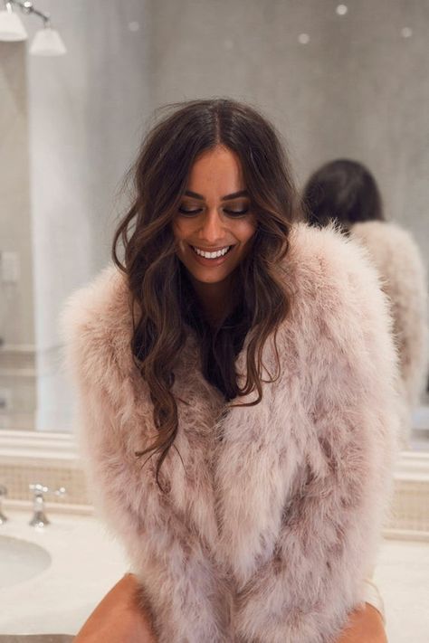 Wedding Dress Fur Coat, Winter Wedding Dress Coverups, Dress Coverup Ideas, Fur Jacket Wedding, Winter Wedding Coat, Wedding Dress Jacket, Faux Fur Outfit, Winter Wedding Accessories, Winter Wedding Gowns