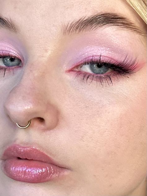 Pink Makeup Looks Eyeliner, Pink Makeup Eyeliner, Pink 90s Makeup, Pink Cat Eye Makeup, Pale Pink Eyeshadow Looks, Pink Makeup Blue Eyes, Pink Fairy Eye Makeup, Pink Makeup Looks Hooded Eyes, Pink Eyeshadow Looks Hooded Eyes