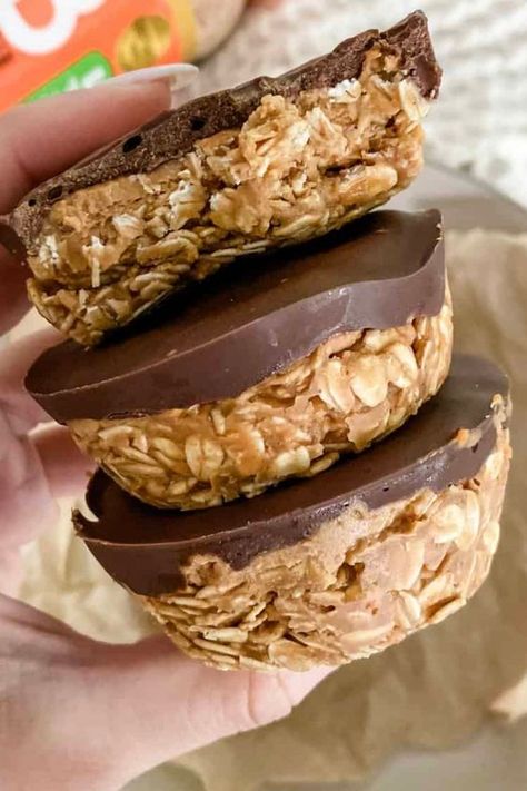 These Peanut Butter Oat Cups come together in just under 20 minutes and make for the perfect no bake treat this summer! These no bake peanut butter cups only need 4 simple ingredients. Peanut Butter Cup Oatmeal, Peanut Butter And Fitness, Desserts Made With Pb2, No Bake Oatmeal Cups, Healthy Peanut Butter Snacks Easy, No Bake Pb Oat Cups, Healthy Reeses Peanut Butter Cups, Peanut Butter Snacks For Kids, Fit Foodie Finds No Bake Peanut Butter Oat Cups