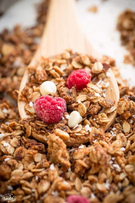 Raspberry White Chocolate Granola makes the perfect healthy & easy snack! Raspberry Granola Bars, White Chocolate Granola, Granola Life, Raspberry Granola, Vanilla Granola, Gluten Free Snack, Granola Recipe Healthy, Raspberry White Chocolate, Granola Recipe Homemade