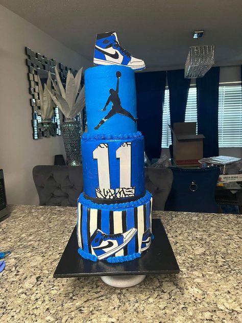 Sneaker Ball Food Ideas, 11 Birthday Cake Boy, Boys Sweet 16 Party Ideas, Sneaker Ball Cake, Trainer Cake, Boys 16th Birthday Cake, Sneaker Cake, Crazy Birthday Cakes, Sweet 16 For Boys