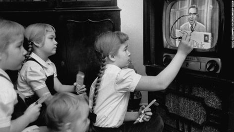 A girls uses her "Winky Dink" drawing kit to draw on a TV screen as they watch the 1950s kids program. 1950s Kids, Drawing Kit, Magic Drawing, Childrens Tv, Kids Tv Shows, Tv Screen, Old Tv Shows, Time Life, Pictures Of People