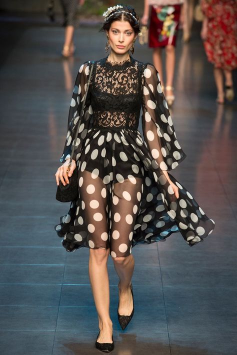 Dolce & Gabbana Spring 2014 Ready-to-Wear collection, runway looks, beauty, models, and reviews. Housewife Dress, Mode Kimono, Milano Fashion Week, Looks Street Style, Dolce E Gabbana, 2014 Fashion, Fashion Show Collection, Mode Inspiration, Dolce & Gabbana