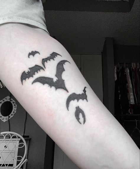 Eddie Munson Inspired Bat tattoo, sits inside of forearm. Six bats go down arm the top being the smallest, Two below sit side by side, Biggest in the middle and two follow underneath. Eddie Munson Tattoo Ideas, Stranger Things Tattoo, 7 Tattoo, Bat Tattoo, Eddie Munson, Cute Tattoos, Tattoos And Piercings, Paw Print Tattoo, I Tattoo