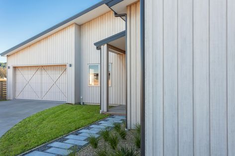 Romeo Place Timber Cladding In Sioox Abodo Wood (9) Timber Garage Door, Timber Garage, Sustainable Building Materials, Wood Cladding, Timber Cladding, Exterior Details, Exterior Cladding, Exterior Wood, Barn Style