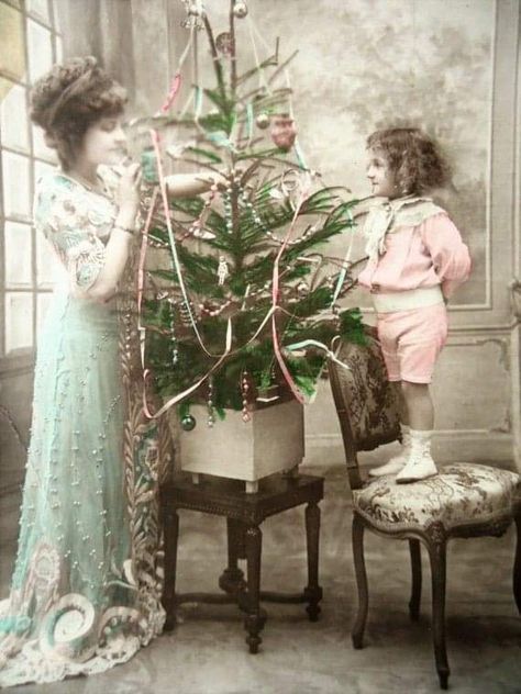 Edwardian Christmas, Antique Christmas Tree, Christmas Tree With Presents, Tree Dress, Vintage Christmas Images, Antique Christmas, Christmas Past, Christmas Postcard, Vintage Christmas Cards