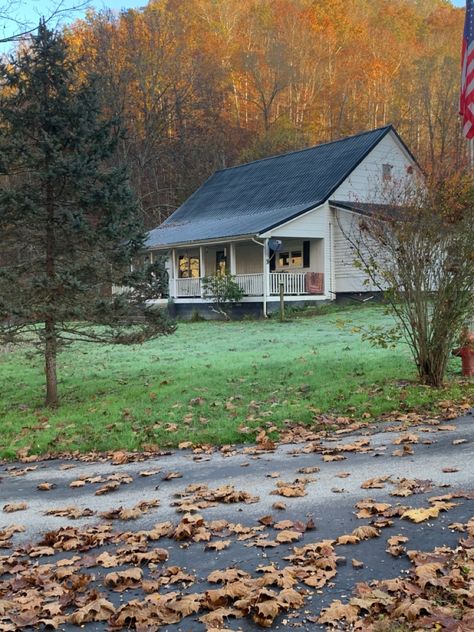 Breathitt county kentucky Midwest Farm Aesthetic, Hope County Aesthetic, Country Neighborhood, Kentucky Aesthetic, County Aesthetic, Midwest Core, Rural Kentucky, Kentucky Summer, County Side