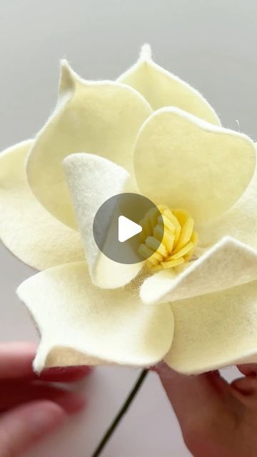 How To Make Felt Flowers, Felt Flower Patterns, Felt Patterns Free, Crafty Flowers, Felt Flowers Patterns, Flower Felt, Felt Flower Tutorial, Felt Flowers Diy, Decorated Eggs