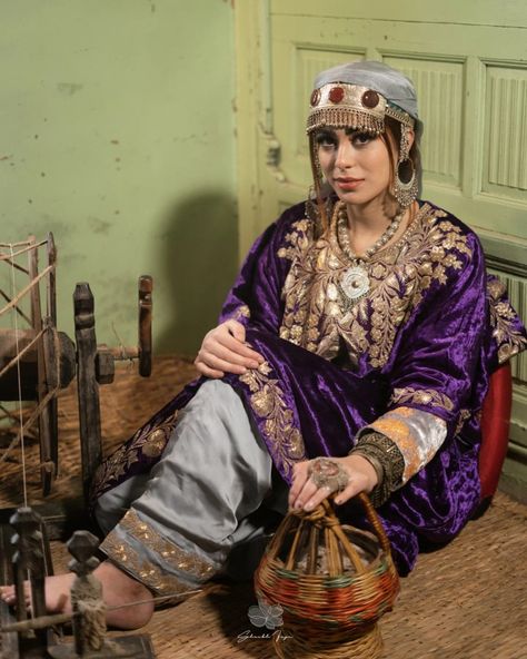 Traditional Kashmiri Look, Kashmiri Culture Aesthetic, Kashmir Clothes, Kashmiri Dress Traditional, Phirans Kashmiri Style, Kashmiri Clothes, Kashmiri Pheran Designs, Kashmiri Look, Kashmiri Clothing