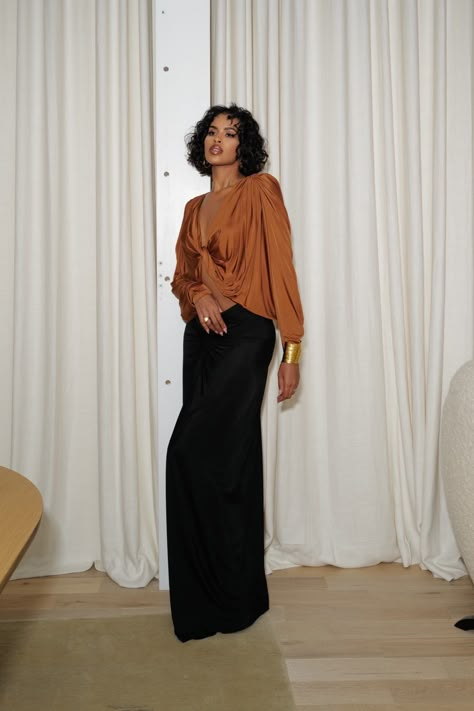 Orange Classy Outfits, Evening Dinner Outfit Classy, Soft Dramatic Outfit, Jasmine Daniels, Sabrina Elba, Soft Dramatic Style, Theatrical Romantic Style, Silk Outfits, Glamour Outfit