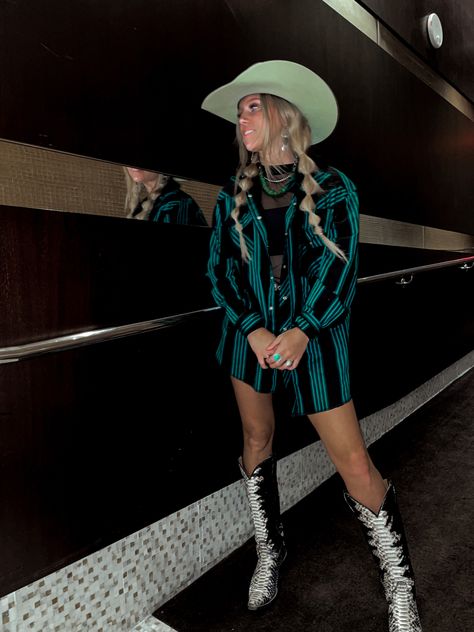 #punchy #nfrfashion #westernoutfit #pearlsnap Vegas Nfr Outfit Ideas 2024, Western Glam Aesthetic, Sparkly Western Outfit, Western Vegas Outfits, Cowgirl Western Outfits, Vegas Nfr Outfit Ideas, Western Grunge Outfits, Texas Fits, Nfr Outfits For Vegas