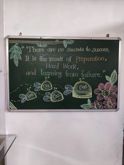 Blackboard Decoration Classroom, Black Board Decoration, Black Board Decoration Ideas School, Classroom Charter, Class Board Decoration, School Chalkboard Art, Attendance Register, Learning From Failure, Chalk Markers Art