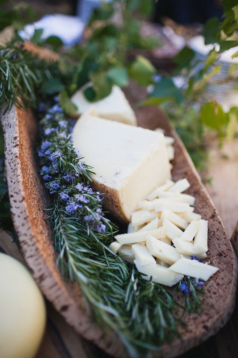 Gallery & Inspiration | Category - Food And Drink | Picture - 1075248 Cheese Table, Cheese Party, Wine Cheese, Cheese Platters, Small Bites, Food Presentation, Wedding Food, Beautiful Food, Wine Recipes