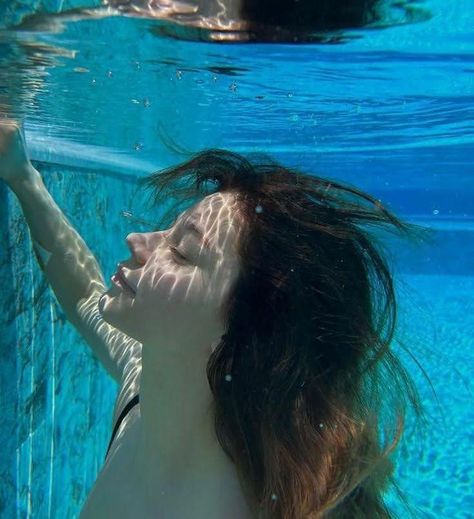 My Horse Prince, Girl Under Water, Underwater Photoshoot, Underwater Portrait, Bawah Air, Underwater Painting, Underwater Art, Cute Tumblr Wallpaper, Underwater Photos