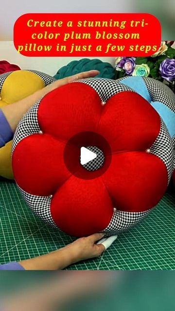 Flower Pillow Pattern, Fancy Pillows, Luxury Pillows Decorative, Creative Pillows, Girls Things, Fabric Origami, شال كروشيه, Scrap Fabric Crafts, Pillow Crafts