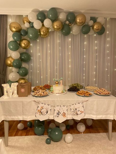 Green Aesthetic Birthday Decoration, Birthday Green Theme, Birthday House Decorations, Simple Decoration For Birthday At Home, Balloon Festival Outfit, Simple First Birthday Decorations, Greenery Party Decor, Green Birthday Theme, Bday Decoration Ideas At Home