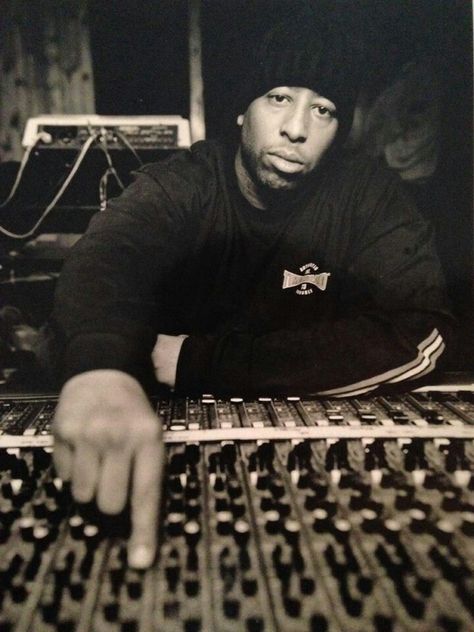 DJ Premier, born Christopher Edward Martin, born March 21, 1966, is an American record producer and DJ, was half of the hip hop duo Gang Starr—alongside the emcee Guru—and forms half of the hip hop duo PRhyme, together with Royce da 5’9”, often considered one of the greatest hip-hop producers of all time. Cultura Hip Hop, Hip Hop Producers, Hip Hop Dj, Gang Starr, Dj Premier, Hip Hop Classics, Hip Hop Songs, Real Hip Hop, Hip Hop Art