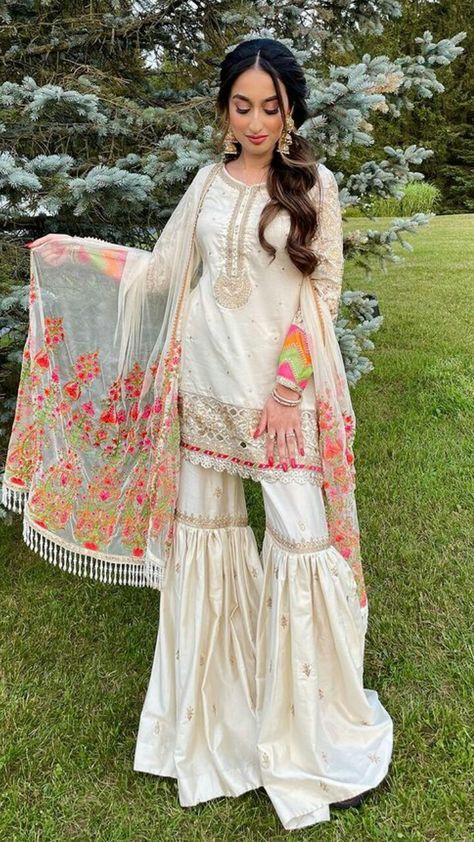 Fancy Suits, Gharara Designs, Fancy Suit, Bridal Dresses Pakistan, Pakistani Wedding Outfits, Desi Fashion Casual, Pakistani Fancy Dresses, Beautiful Pakistani Dresses, Indian Dresses Traditional