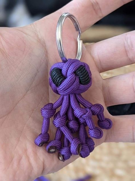 Paracord Animals Tutorials, Paracord Octopus, Paracord Keychain Diy Tutorials, Paracord Animals, 550 Cord Projects, Paracord Projects Tutorials, Paracord Bracelet Designs, Knot Keychain, Paracord Crafts