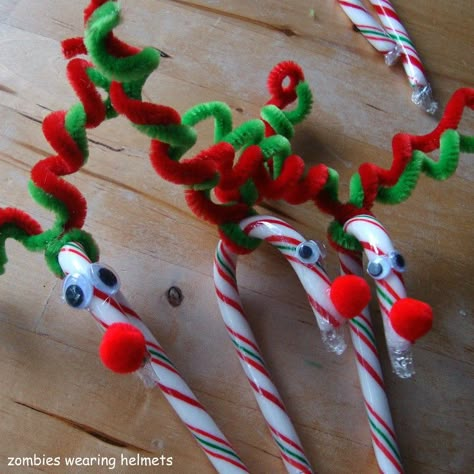 Reindeer Candy Canes, Christmas Candy Crafts, Candy Cane Reindeer, Candy Cane Crafts, Reindeer Candy, Christmas Candy Gifts, Christmas Party Themes, Candy Crafts, Christmas Favors