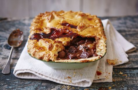 This traditional French beef bourguignon pie is a hearty meal for the whole family. The delicious combination of succulent braised beef, chestnut mushrooms and rich red wine sauce makes this dish extra special. Chorizo Pie, Beef And Ale Pie, Pickled Walnuts, Beef Burgundy, Braised Steak, Beef Chorizo, Ale Pie, Tesco Real Food, Walnut Recipes